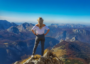 Na ivici neba gdje tišina i vjetar pričaju price slika