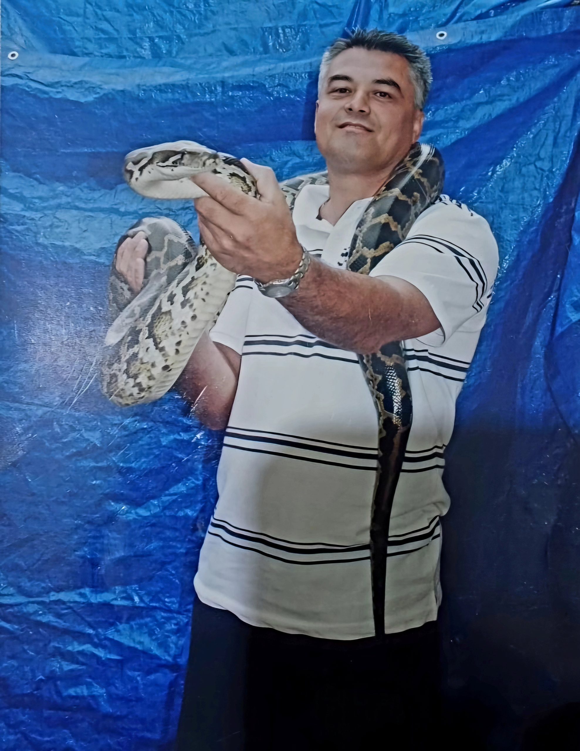 Držati pitona od 20 kg oko vrata slika