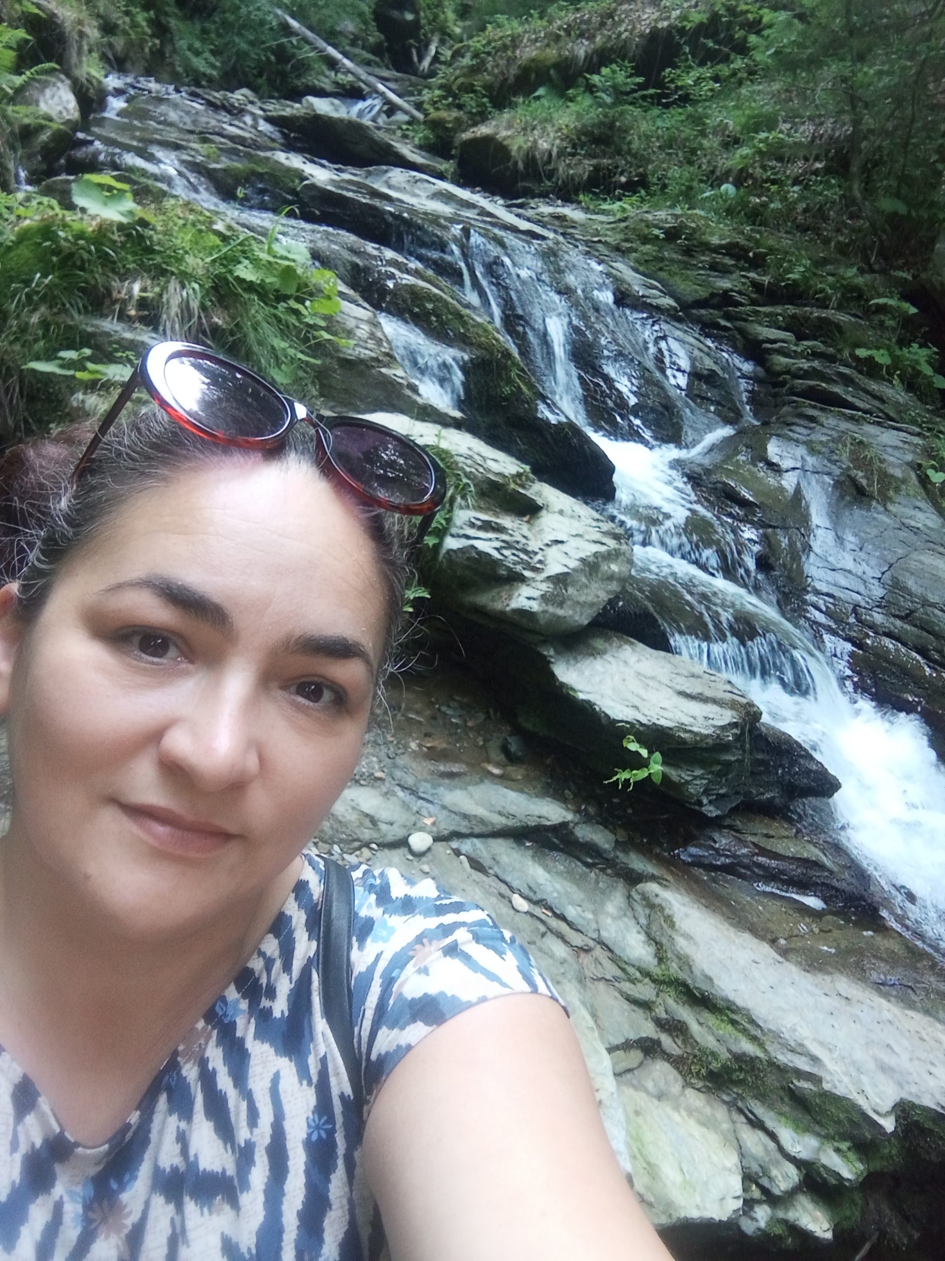 Ici na vodopad iako je strm put a strah te visine. slika