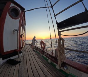 Na pučini jedrilicom 1990-tih, daleko od signala slika