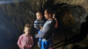 Petlja-ući u mračnu, strašnu pećinu sa šišmiševima slika