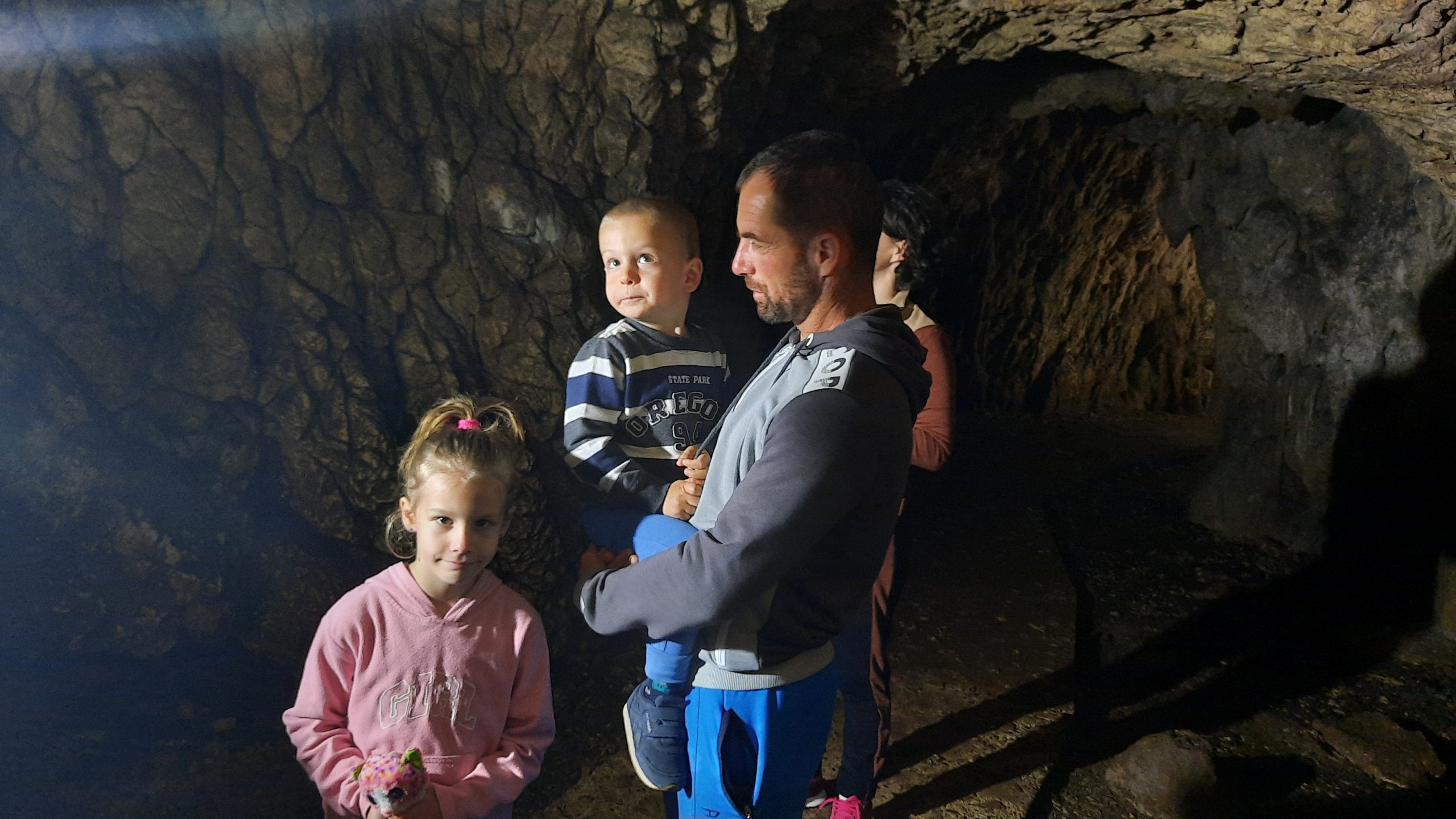 Petlja-ući u mračnu, strašnu pećinu sa šišmiševima slika