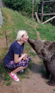 Treba zaista imati petlju pa iz usta hraniti medu slika