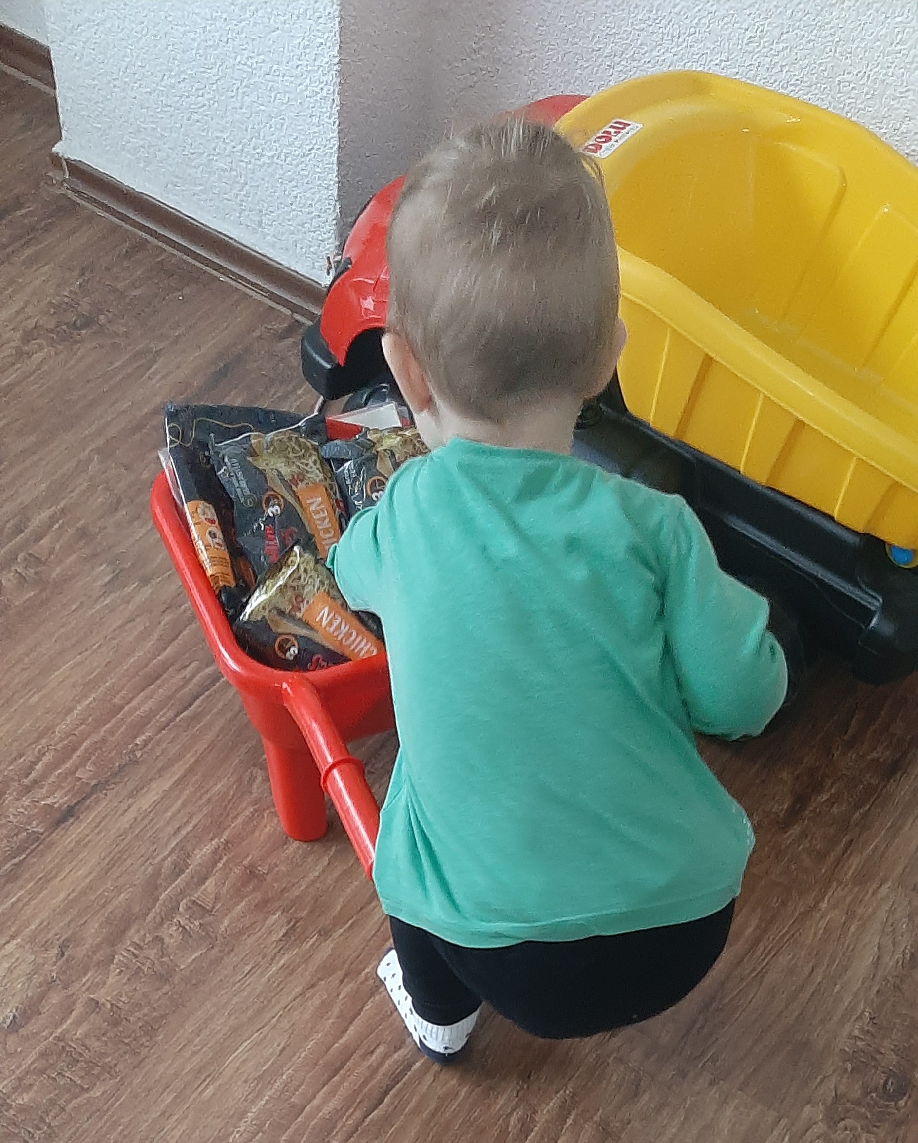 Imam petlju da istovarim nudle u kamion😄😜 slika