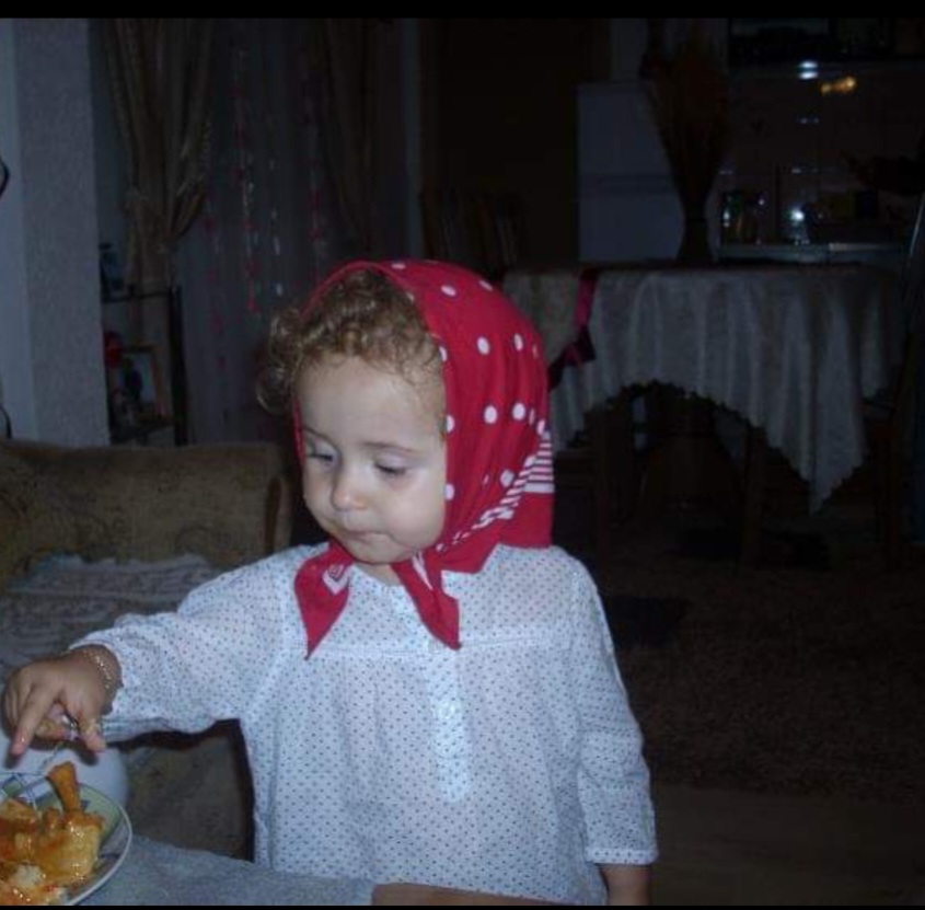 Crvenkapica ima petlje:Njoj nudle,a vuku... slika