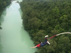 Bungee jumping u Sloveniji. Za ovo treba petlja slika