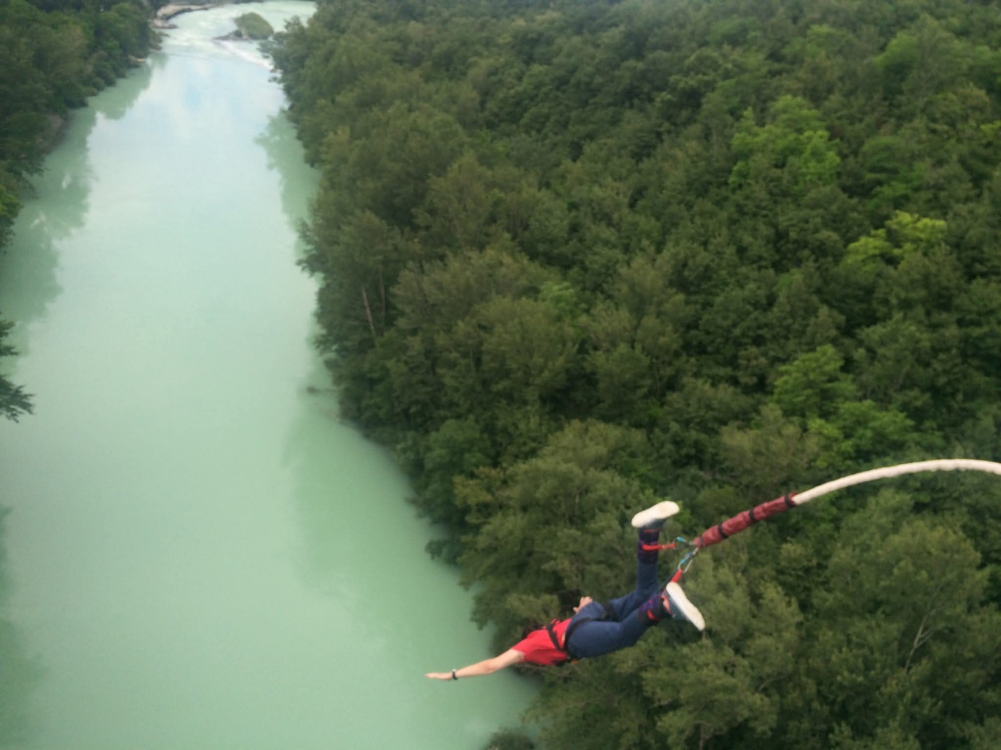 Bungee jumping u Sloveniji. Za ovo treba petlja slika