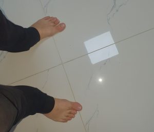 Petlja je stati na pločice koje je žena tek oprala slika