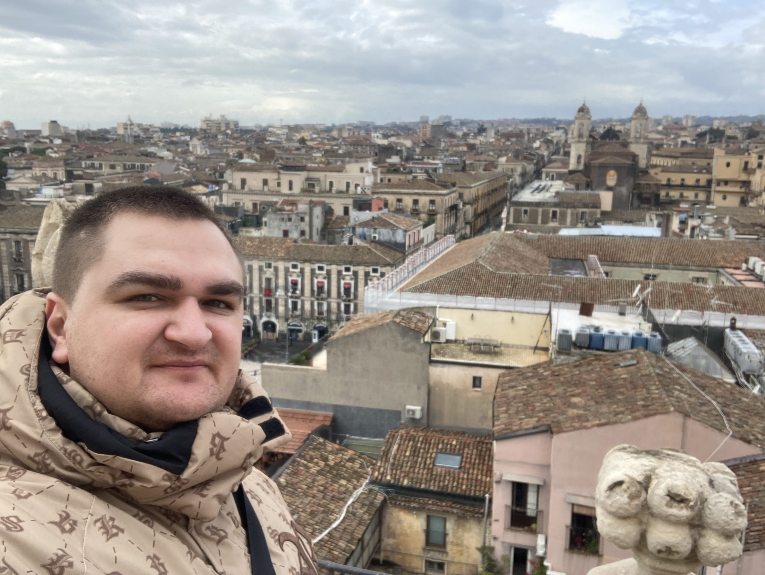 Imati petlju da se popneš na vrh zgrade. slika