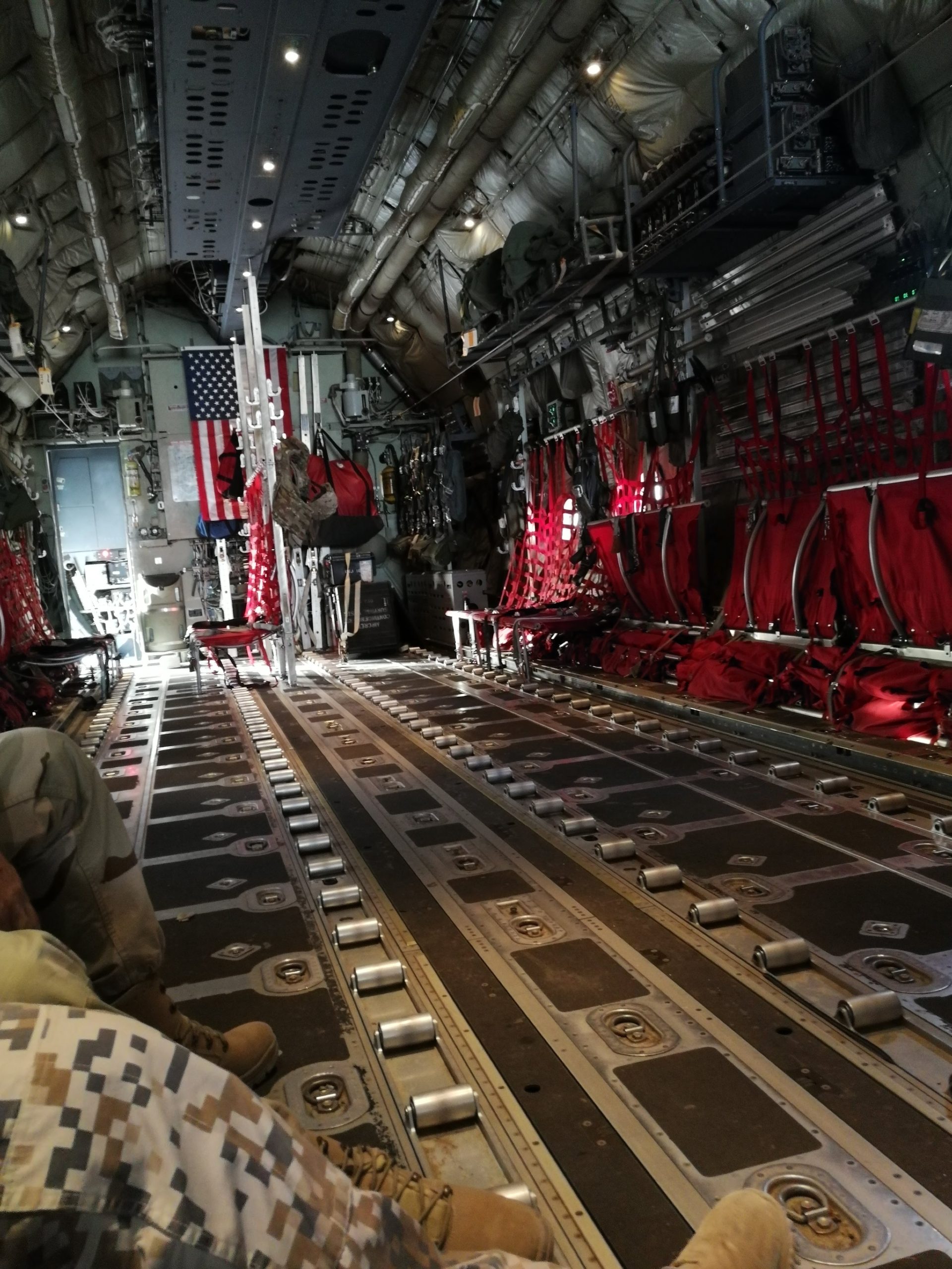 U vojnom avionu negdje iznad Kabula (Avganistan) slika