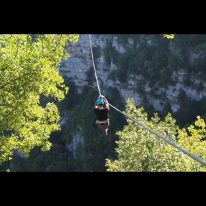 Imas sam petlju da odem na zip line. slika