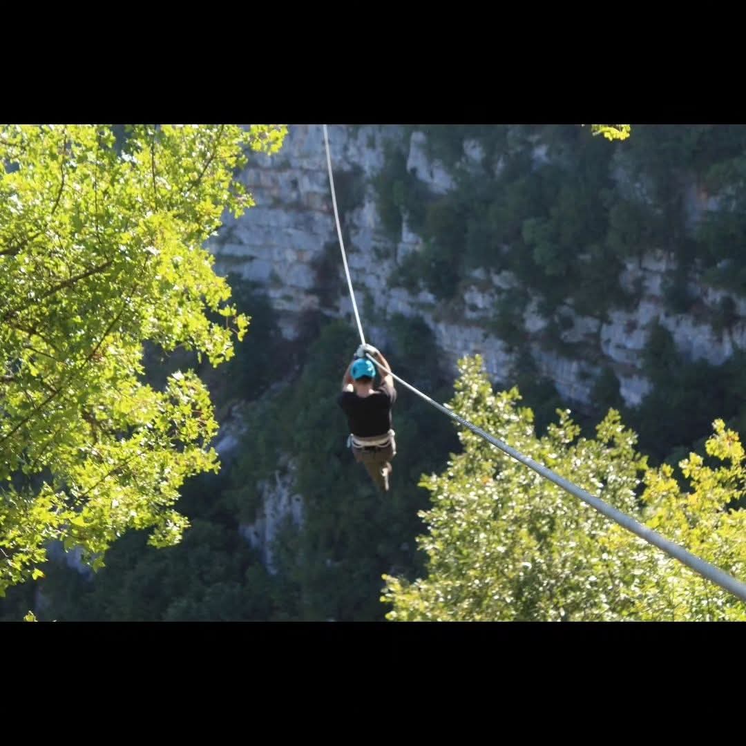 Imas sam petlju da odem na zip line. slika