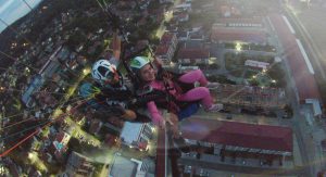 Petlja me digla visoko iznad grada. slika