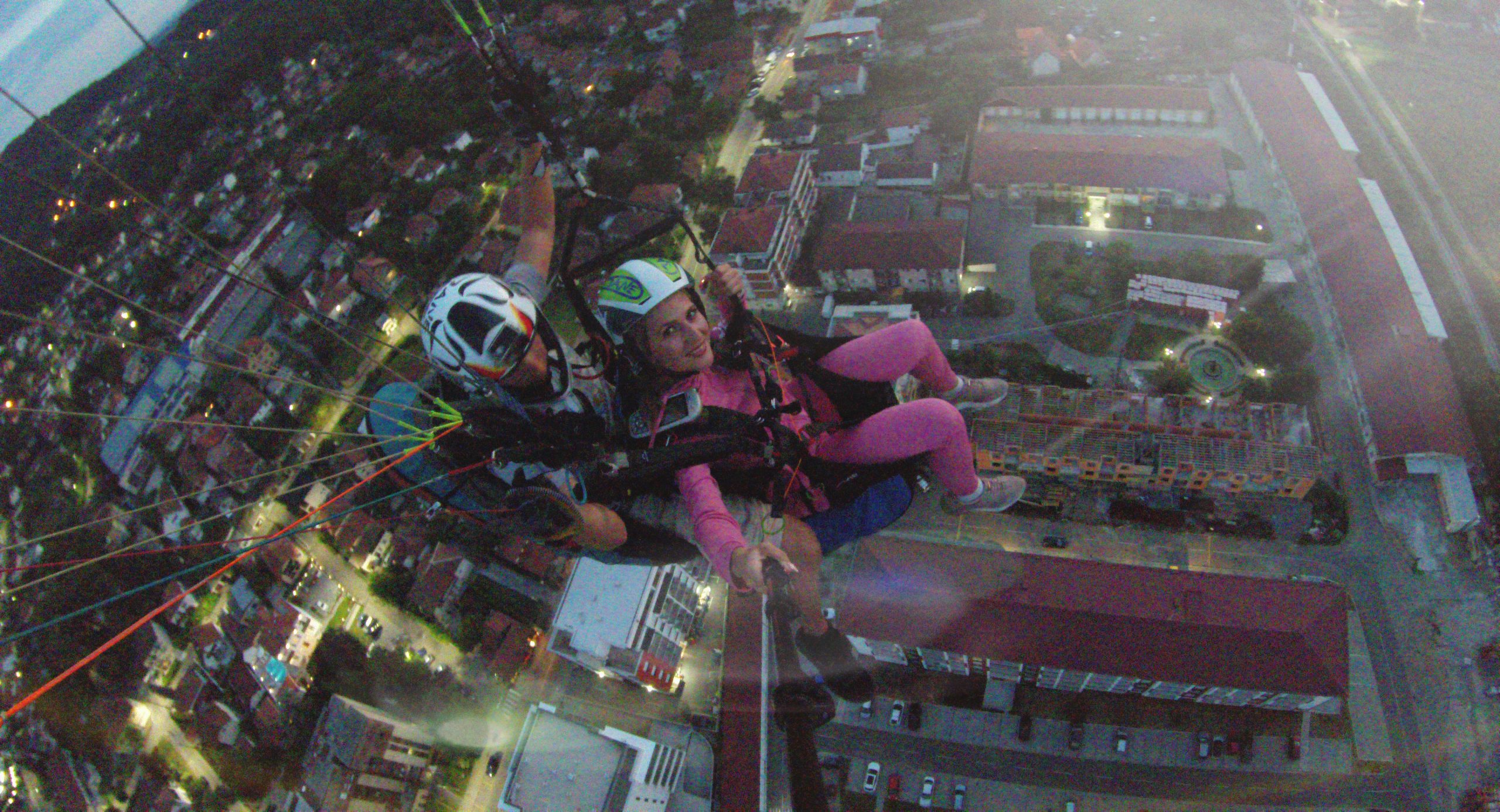 Petlja me digla visoko iznad grada. slika