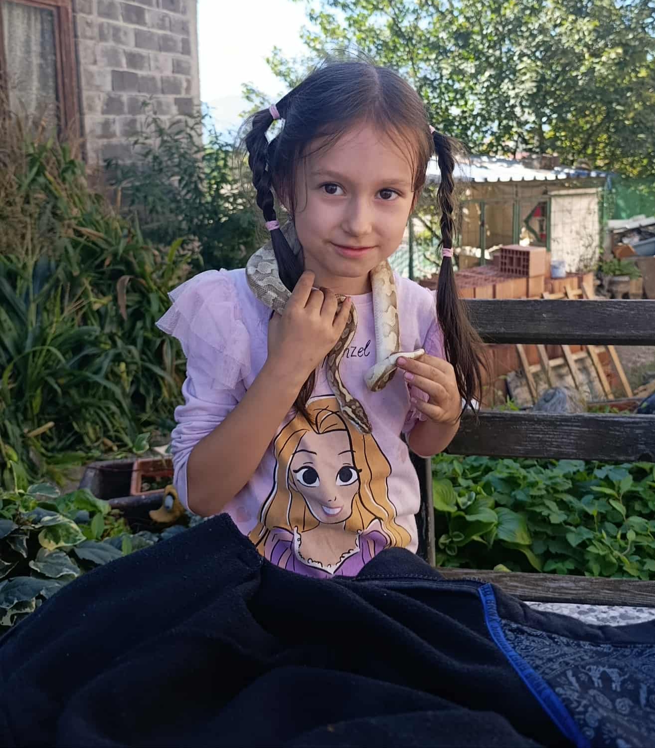 Imam petlju da moje dijete stavim zmiju oko vrata slika