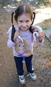 Da gledam kako moje djete stavlja zmiju oko vrata slika