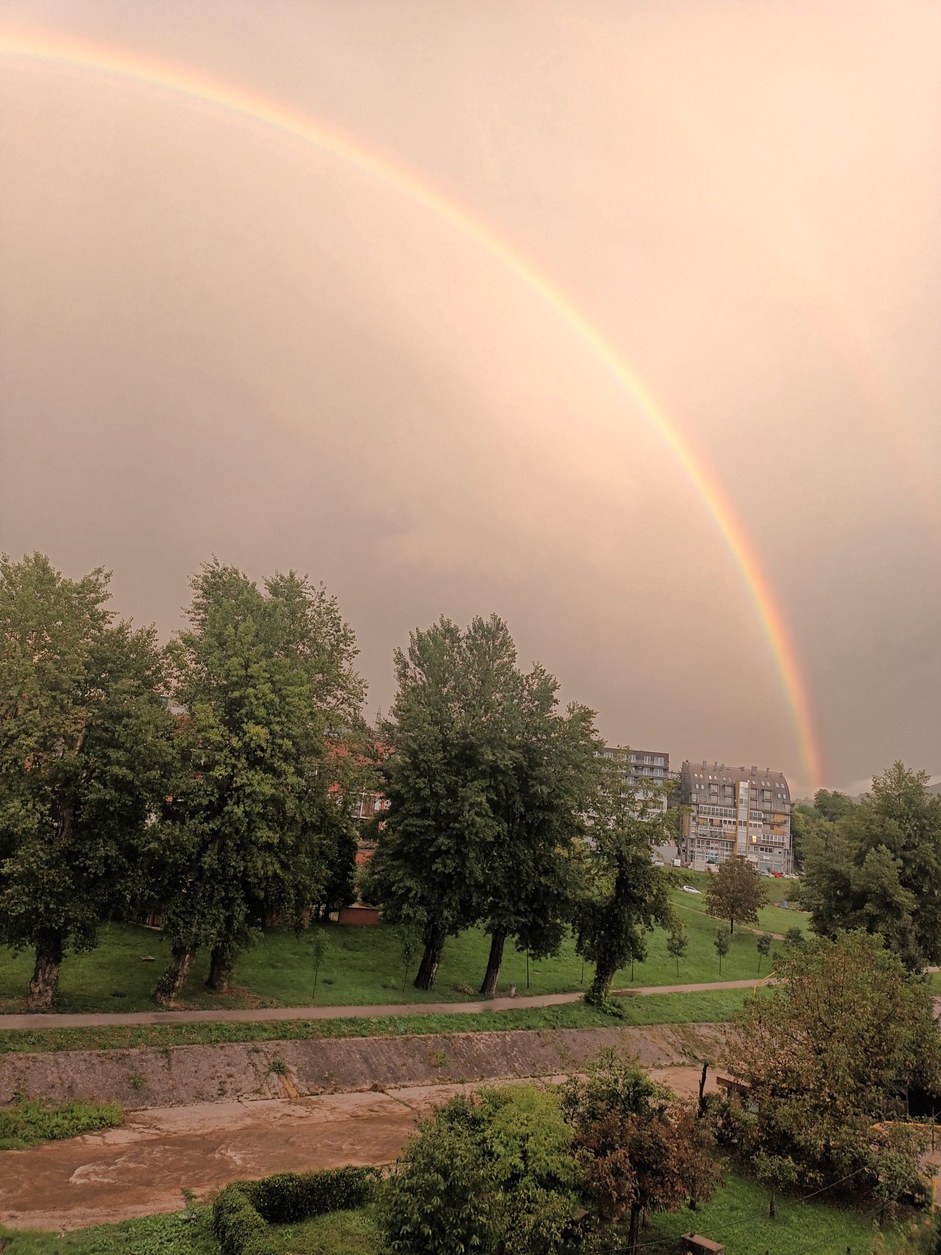 Prošla ispod duge mislila sa cu postat musko 😂😂 slika