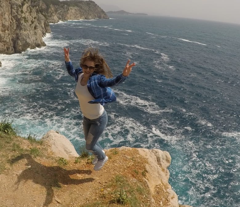 Skok na vrhu litice za dobru fotku! slika