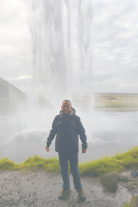 Proći sa druge strane vodopada na Islandu slika