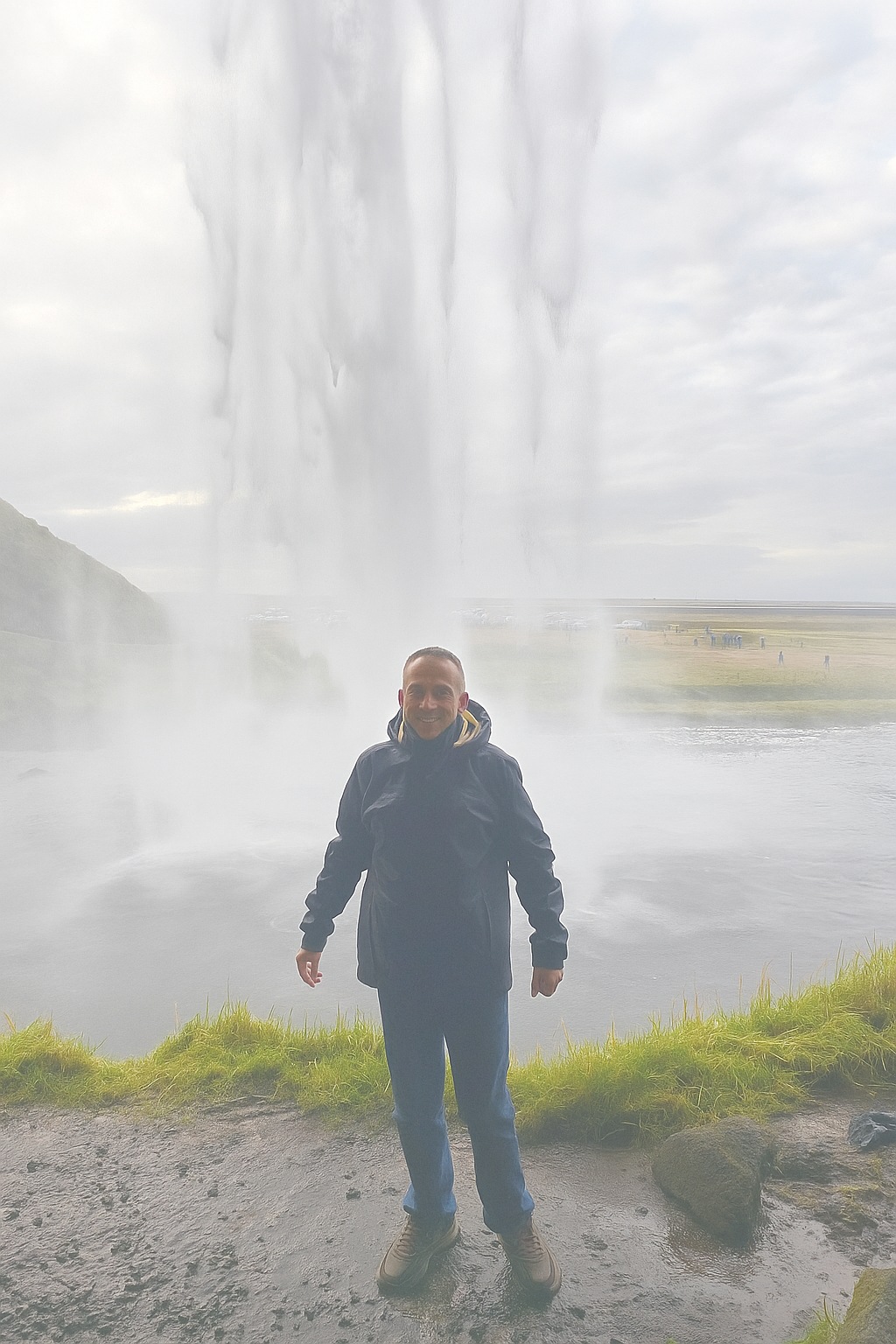 Proći sa druge strane vodopada na Islandu slika