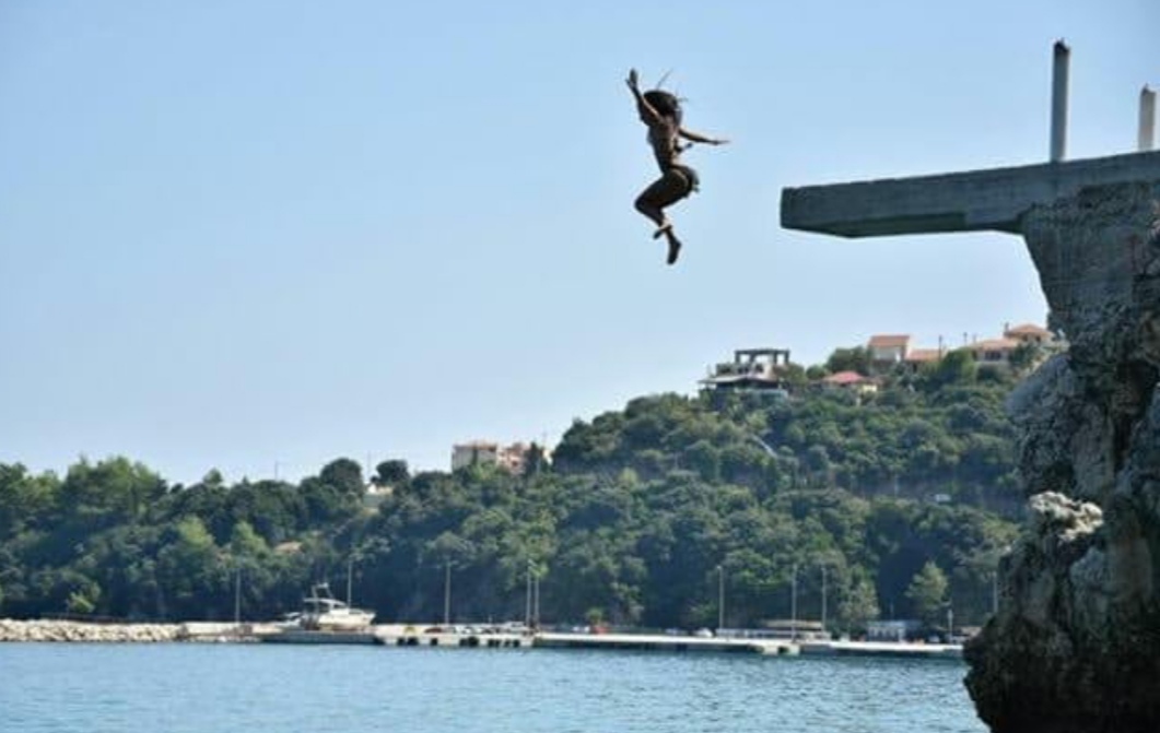 Skok u Grčkoj sa 15 metara visine 🫣 slika