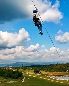 Ići na zipline uz strah od visine, pred kolegama slika