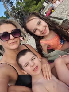 S dvoje djece sama na moru🤣 slika