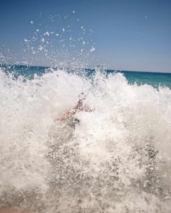 Samo hrabri ulaze u velike talase i jedva spašena. slika