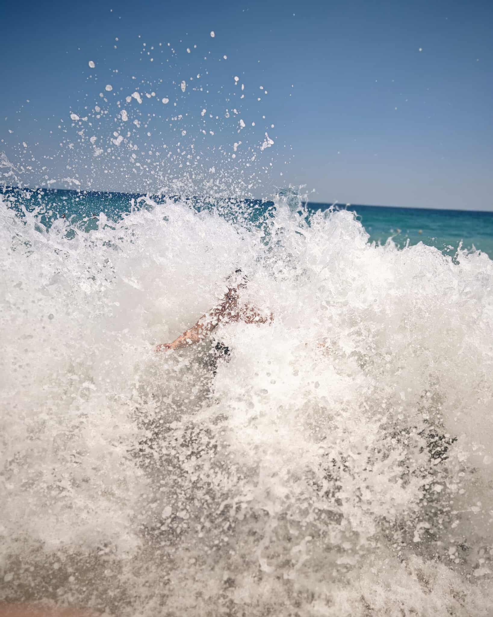 Samo hrabri ulaze u velike talase i jedva spašena. slika